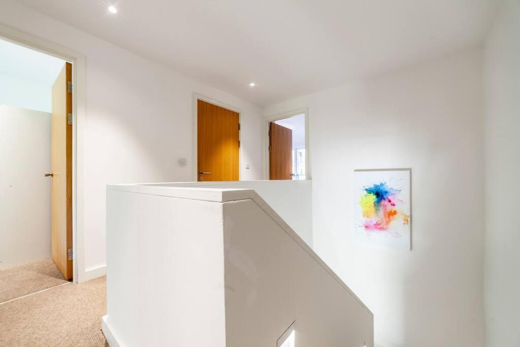 Stunning New 3 Bdr Duplex Wbalcony, East London 아파트 외부 사진