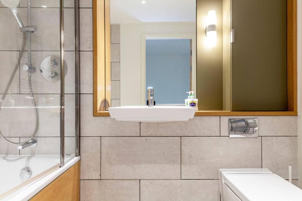 Stunning New 3 Bdr Duplex Wbalcony, East London 아파트 외부 사진